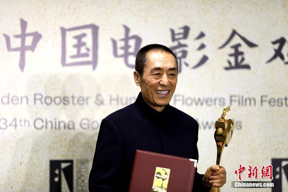 (資料圖：張藝謀以執(zhí)導(dǎo)《懸崖之上》榮膺最佳導(dǎo)演獎。 <a target='_blank' href='/'>中新社</a>記者 呂明 攝)