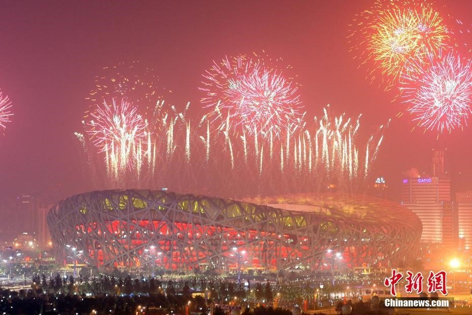 (圖為2008年8月8日晚，第二十九屆奧林匹克運動會在北京開幕。絢麗煙花綻放北京夜空，火樹銀花映“鳥巢”。 <a target='_blank' href='/'>中新社</a>記者 毛建軍 攝)
