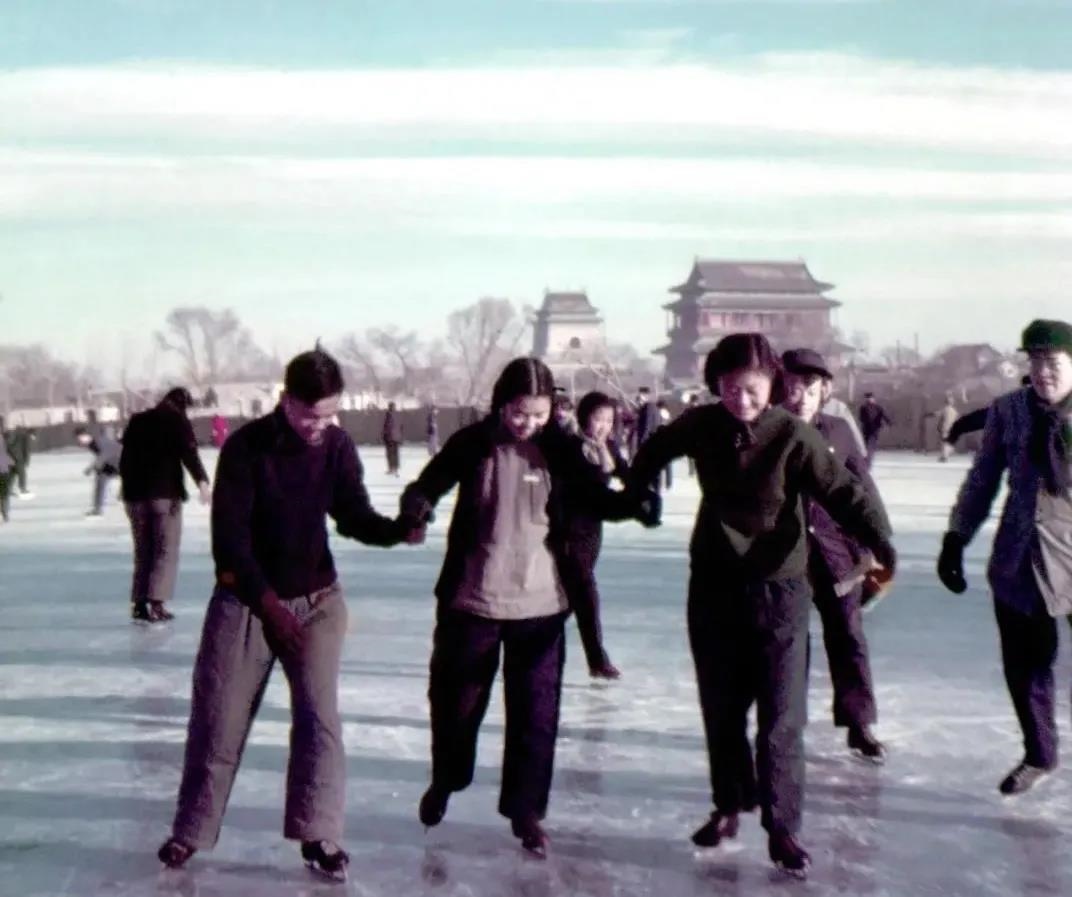 1955年，在什剎海學(xué)習(xí)溜冰的大學(xué)生。(圖源：人民畫報(bào))