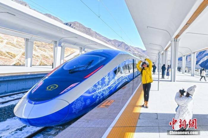 1月12日，河北省張家口市崇禮區(qū)，路側(cè)矗立的北京冬奧會(huì)標(biāo)志。崇禮11日迎來(lái)降雪，雪后的崇禮冬奧氛圍濃。 <a target='_blank' href='/'>中新社</a>記者 賈天勇 攝