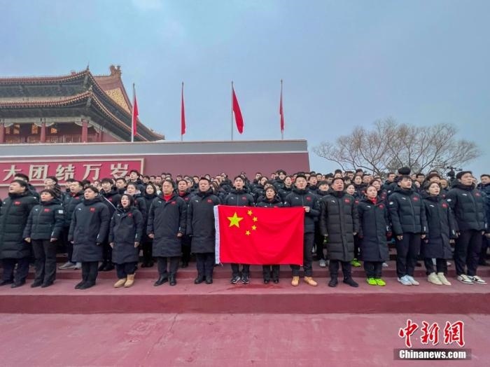 1月25日，北京冬奧會(huì)中國體育代表團(tuán)部分成員來到天安門廣場觀看升國旗儀式，并宣誓出征。圖為中國體育代表團(tuán)部分成員宣誓出征北京冬奧會(huì)。 <a target='_blank' href='/'>中新社</a>發(fā) 國家體育總局冬季運(yùn)動(dòng)管理中心 供圖