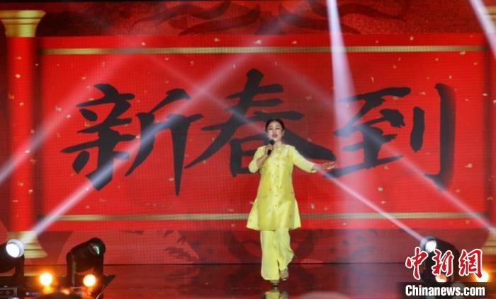 朱明瑛演唱《新春到》?！”本┟裾块T(mén)供圖