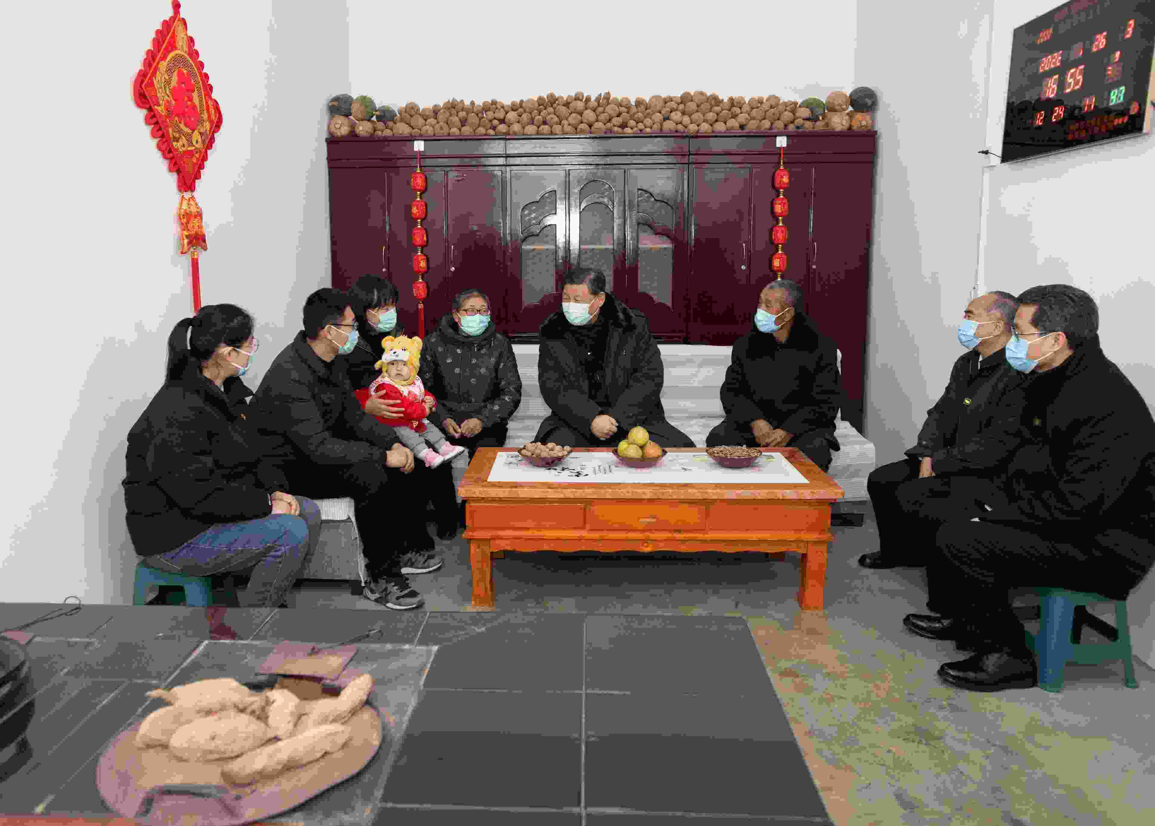 △2022年1月26日，中共中央總書記、國家主席、中央軍委主席習(xí)近平在臨汾市汾西縣僧念鎮(zhèn)段村同村民蔡文明一家親切交流。