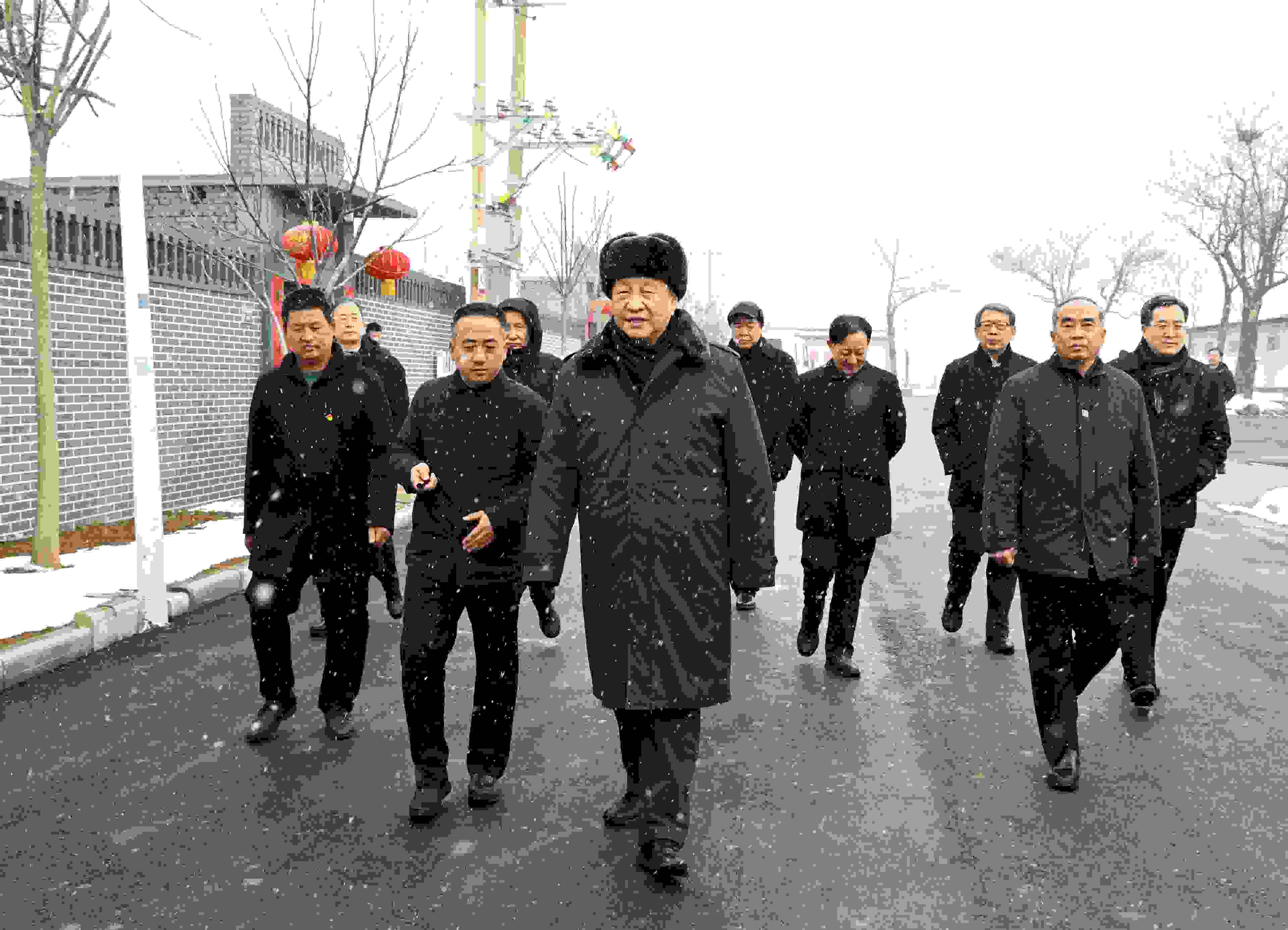△2022年1月26日，中共中央總書記、國家主席、中央軍委主席習(xí)近平冒雪在臨汾市霍州市師莊鄉(xiāng)馮南垣村考察。