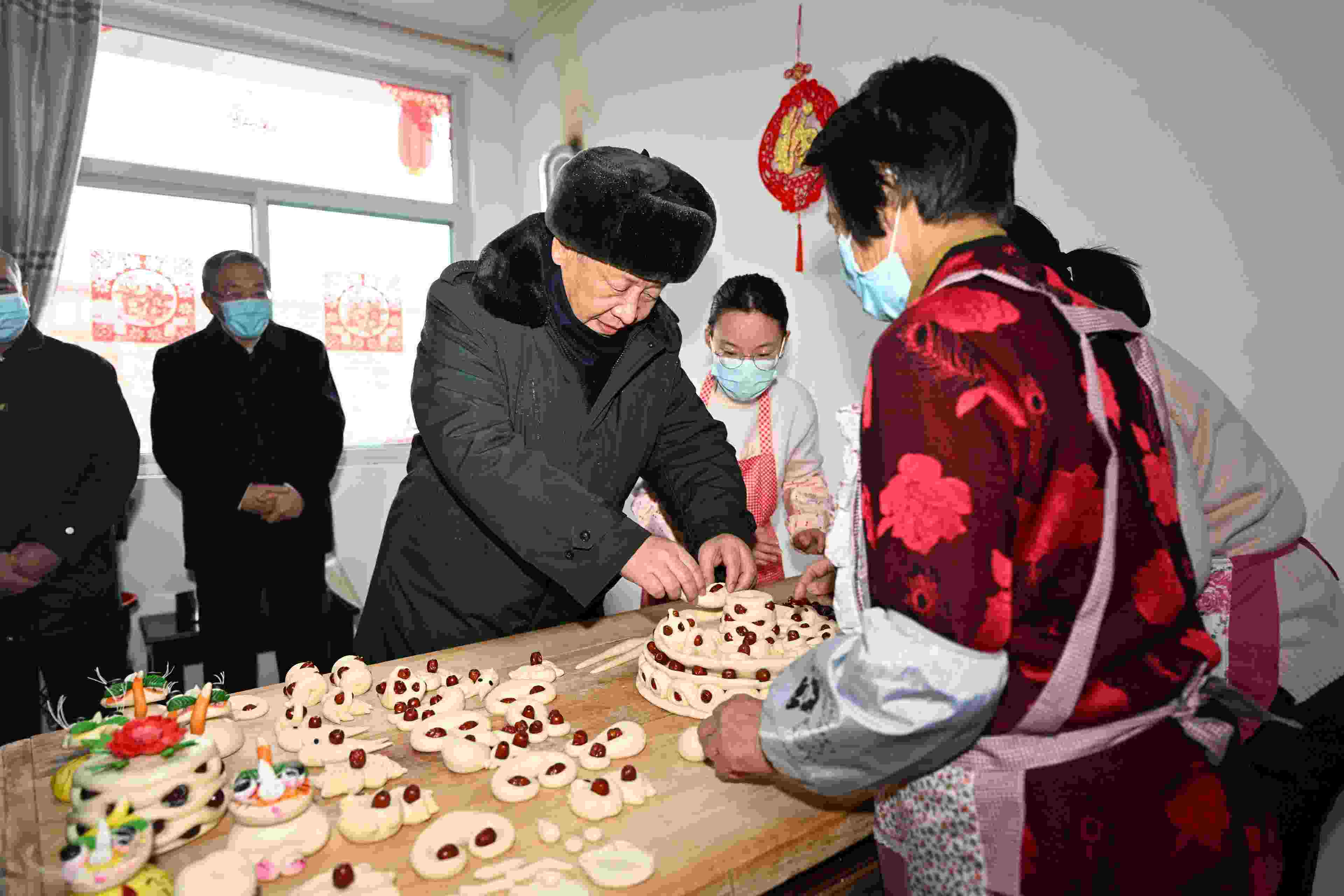 △2022年1月26日，中共中央總書記、國家主席、中央軍委主席習(xí)近平在臨汾市霍州市師莊鄉(xiāng)馮南垣村，同師紅兵一家做年饃。