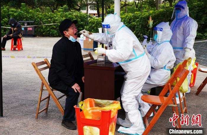 圖為德保縣組織民眾接受核酸檢測。　德?？h融媒體中心供圖