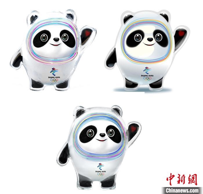 設(shè)計(jì)團(tuán)隊(duì)將“冰絲帶”的形象引入大熊貓后逐漸成型。上方兩個(gè)形象還是外八字腳，下方形象為最終定稿?！⑵皆乒﹫D