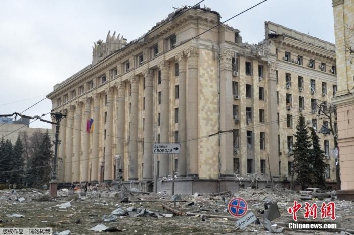 當?shù)貢r間3月1日，烏克蘭哈爾科夫市中心的政府大樓廣場遭到炮擊。