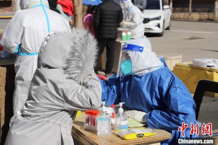 呼和浩特市民做核酸?！埩只?攝