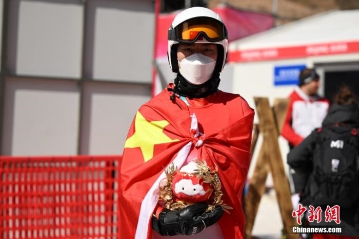 3月6日，中國選手梁景怡在賽后手捧吉祥物。當(dāng)日，北京2022年冬殘奧會殘奧高山滑雪男子超級大回轉(zhuǎn)-站姿決賽在國家高山滑雪中心舉行，中國選手梁景怡奪得冠軍。 <a target='_blank' href='/'>中新社</a>記者 劉冉陽 攝 　