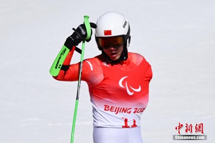 3月6日，中國選手梁景怡賽后慶祝勝利。當(dāng)日，北京2022年冬殘奧會殘奧高山滑雪男子超級大回轉(zhuǎn)-站姿決賽在國家高山滑雪中心舉行，中國選手梁景怡奪得冠軍。 <a target='_blank' href='/'>中新社</a>記者 劉冉陽 攝 　