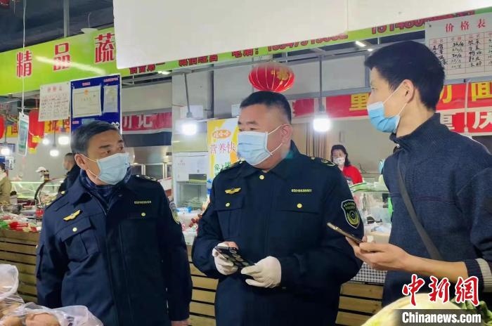 圖為執(zhí)法人員進行調(diào)查?！±铈面谩z