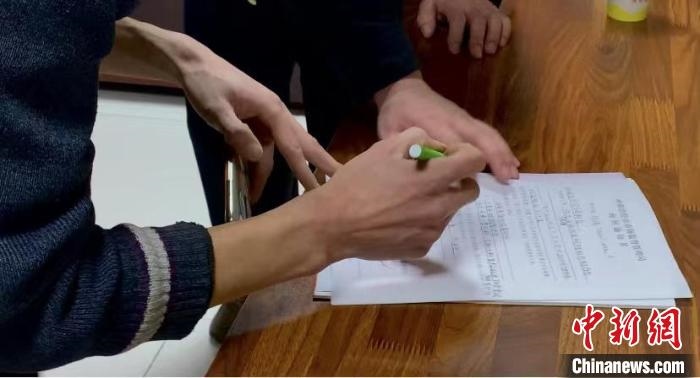 圖為現(xiàn)場下達詢問通知書?！±铈面?攝