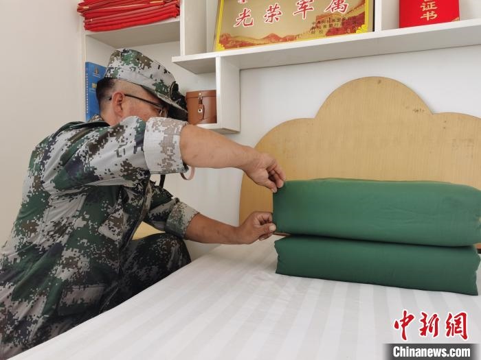圖為謝寶民以軍人標(biāo)準(zhǔn)要求自己?！∈茉L者供圖