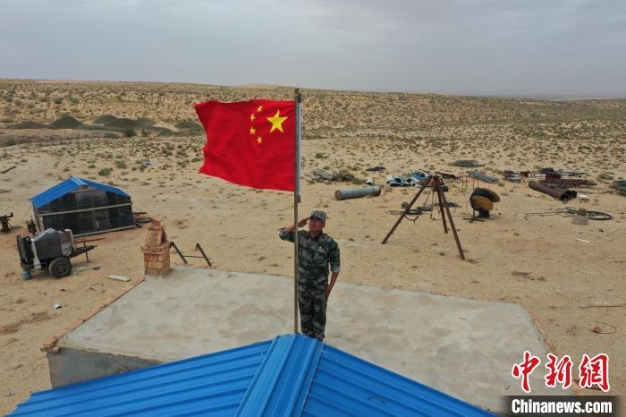 圖為每天升旗是謝寶民的必修課。　受訪者供圖