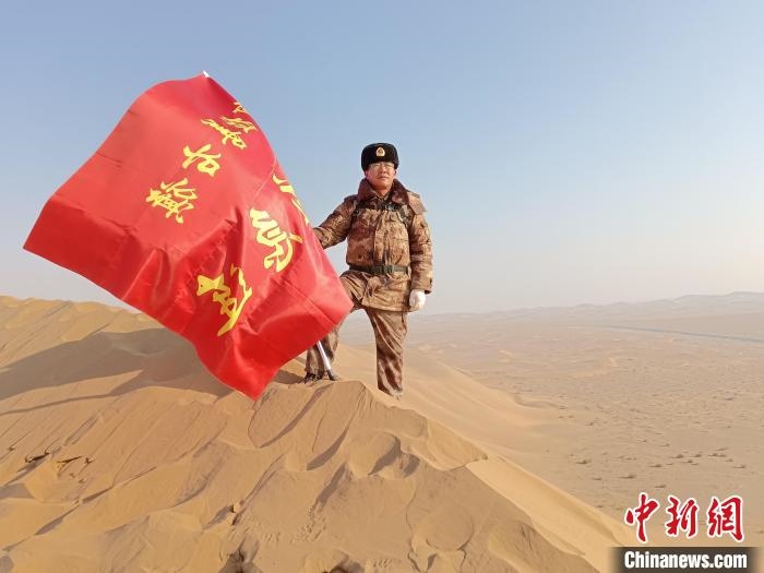 圖為在荒漠中駐守的謝寶民。　受訪者供圖