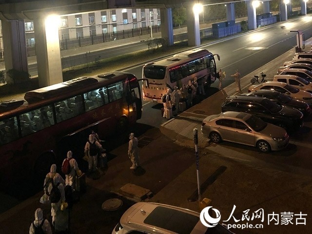 高校學(xué)生有序登車，前往隔離點(diǎn)。內(nèi)蒙古教育廳供圖