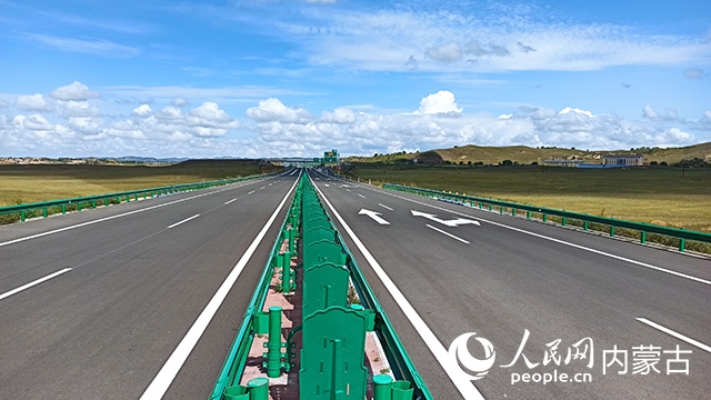 G1611經棚至烏蘭布統(tǒng)高速公路項目。人民網記者 趙夢月攝