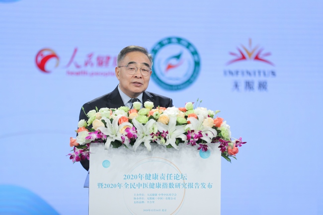 “人民英雄”國家榮譽(yù)稱號獲得者、中國工程院院士、天津中醫(yī)藥大學(xué)校長張伯禮圍繞中醫(yī)藥戰(zhàn)“疫”的經(jīng)驗和貢獻(xiàn)進(jìn)行了主題演講.jpg
