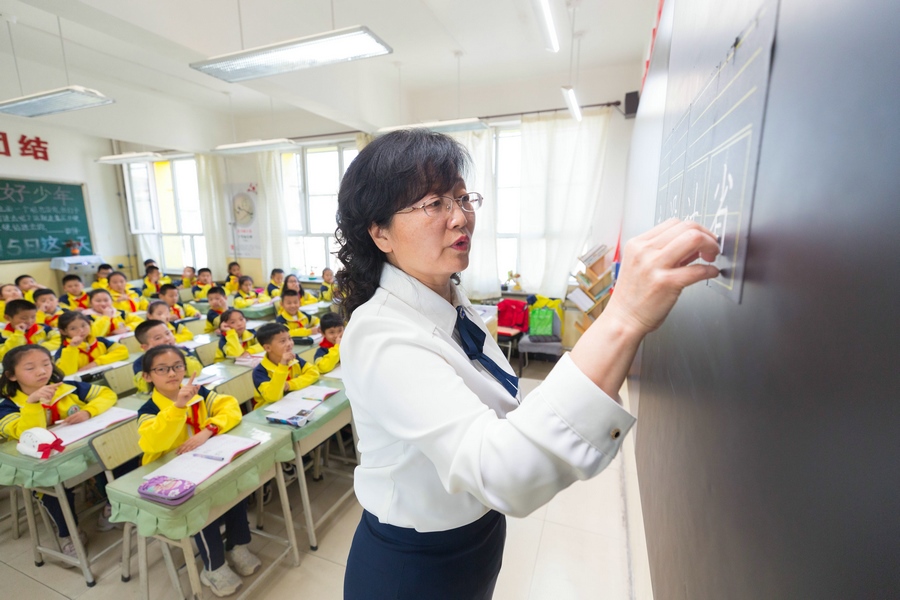 民族路小學(xué)（迎賓校區(qū)），語(yǔ)文老師燕凌云正在帶領(lǐng)同學(xué)們書寫漢字.jpg