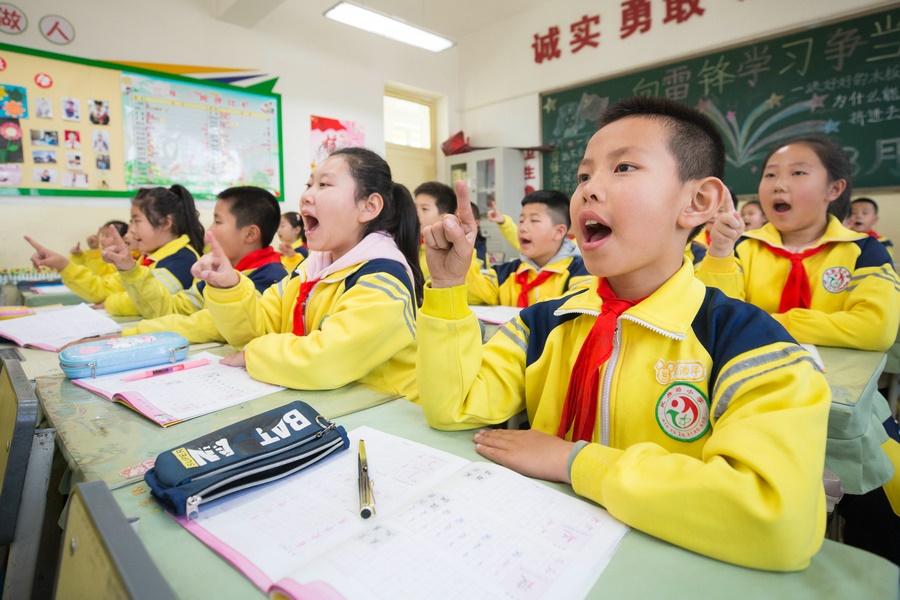 民族路小學(xué)（迎賓校區(qū)），同學(xué)們用手指虛劃筆順掌握字形（1）.jpg