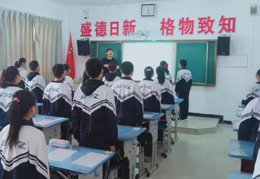 阿拉善右旗第一中學(xué)八年級（1）班全體同學(xué)合唱《國家》.jpg