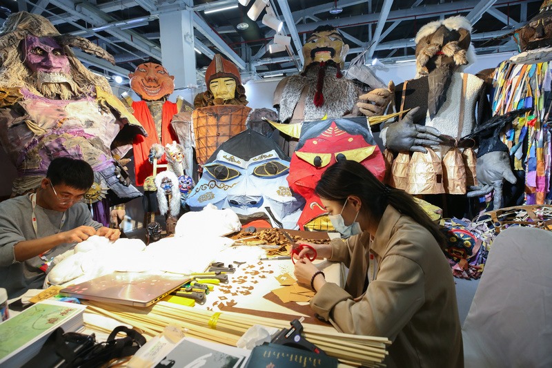 5.烏蘭劇社戲劇創(chuàng)作實(shí)踐工作坊，內(nèi)蒙古藝術(shù)學(xué)院學(xué)生現(xiàn)場制作相關(guān)道具.jpg