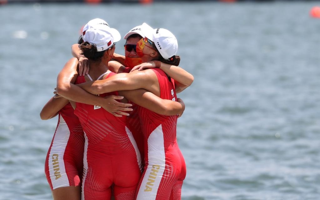 7月28日，中國隊選手陳云霞、張靈、呂揚(yáng)、崔曉桐在奪冠后慶祝。新華社記者杜瀟逸攝.jpg