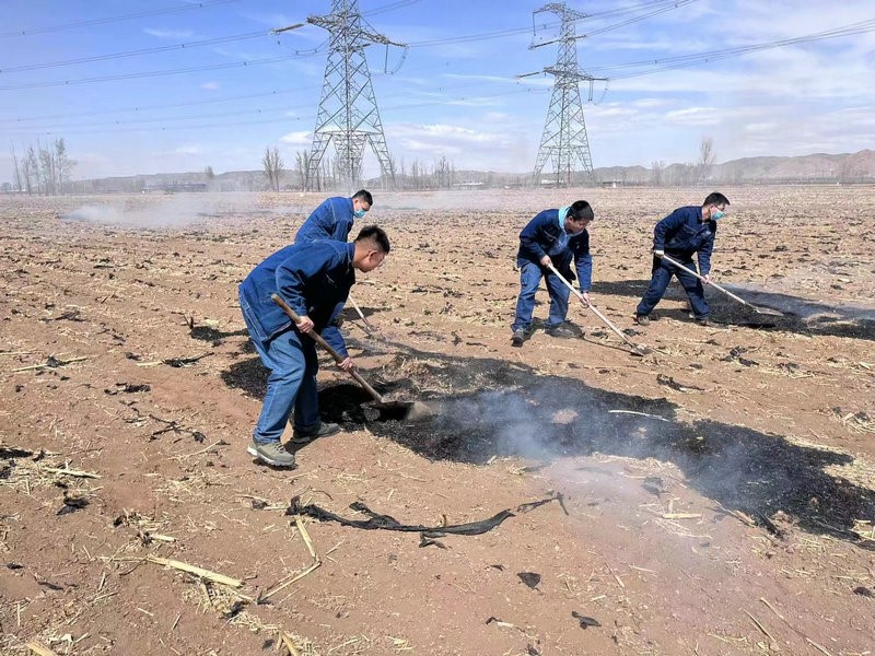 運行人員對秸稈進(jìn)行掩埋.jpg