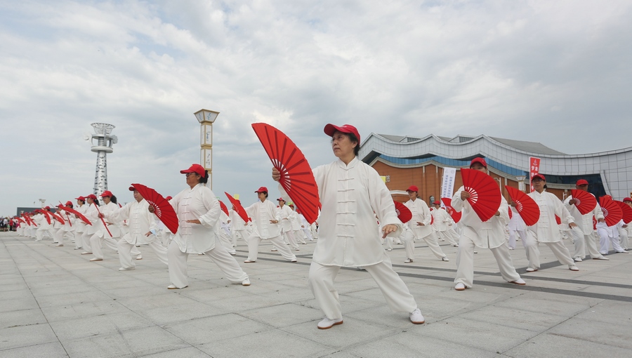 十四冬倒計(jì)時(shí)200天全面健身系列活動(dòng)啟動(dòng)儀式上的太極扇表演。（李峰 攝）.JPG