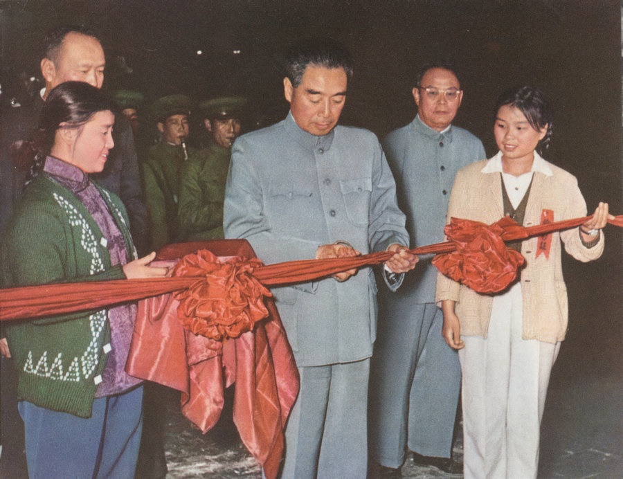 1959年10月15日，周恩來(lái)總理親自為包鋼一號(hào)高爐出鐵剪彩。.jpg