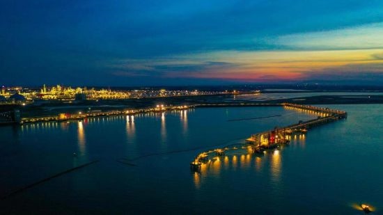 圖為中科煉化自建港口碼頭，30萬噸級原油泊位