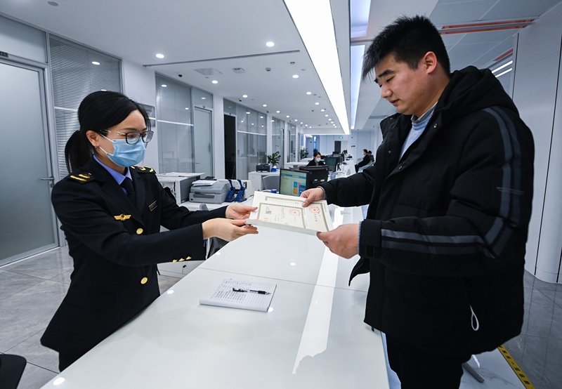 2023年2月8日，浙江省湖州市吳興區(qū)，企業(yè)負(fù)責(zé)人在中小微企業(yè)一站式服務(wù)平臺領(lǐng)取營業(yè)執(zhí)照。