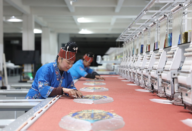 2023年2月13日，貴州省黔東南苗族侗族自治州施秉縣工業(yè)園區(qū)，工人在機繡車間作業(yè)。