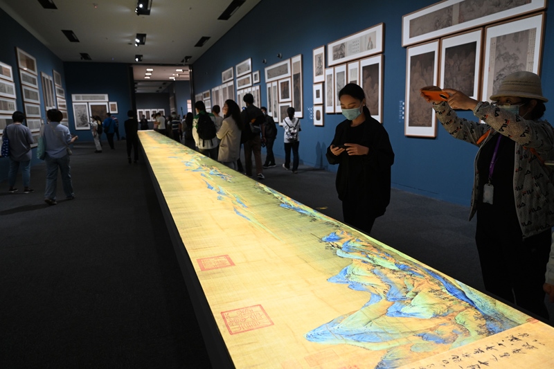 參觀者在中國國家博物館的“盛世修典——‘中國歷代繪畫大系’成果展”上觀看放大兩倍的《千里江山圖》燈光特效圖（2022年9月29日攝）。