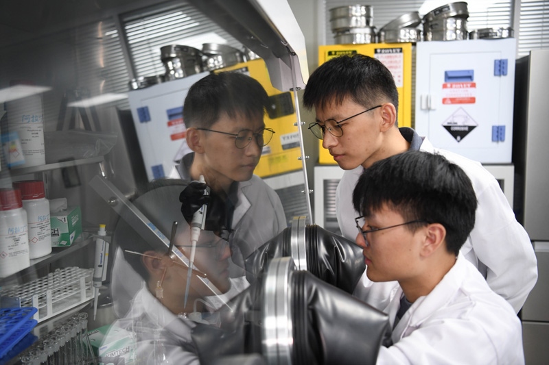 2022年10月19日，中國科學(xué)技術(shù)大學(xué)地球和空間科學(xué)學(xué)院研究員、青年教師郝記華（后）在實驗室與學(xué)生交流。