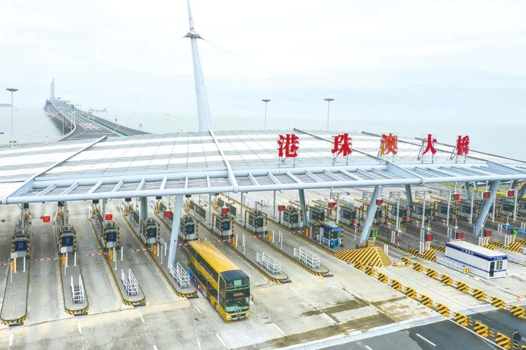 △一輛從香港開往珠海的港珠澳大橋穿梭巴士入境珠海。