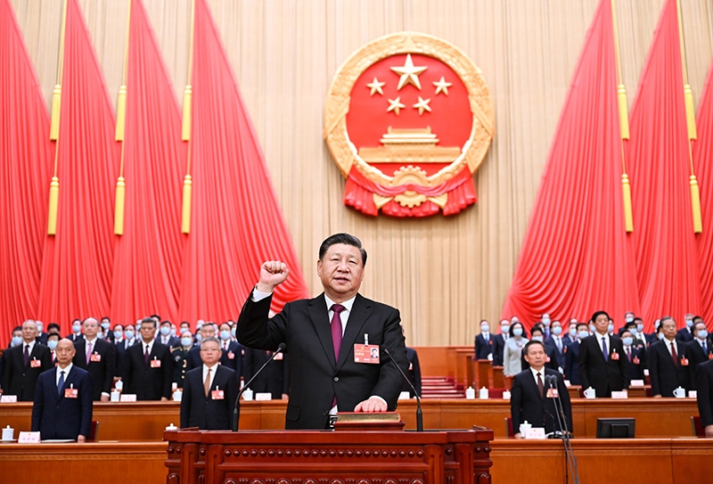 2023年3月10日，十四屆全國人大一次會議在北京人民大會堂舉行第三次全體會議。習近平全票當選為中華人民共和國主席、中華人民共和國中央軍事委員會主席。這是習近平進行憲法宣誓。
