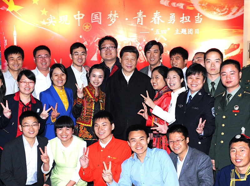 2013年5月4日，習(xí)近平總書記來到中國航天科技集團(tuán)公司中國空間技術(shù)研究院，同各界優(yōu)秀青年代表座談并發(fā)表重要講話。這是座談會前，習(xí)近平和在展廳參觀的優(yōu)秀青年代表合影。