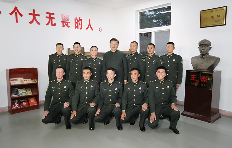 2017年12月13日，中共中央總書記、國家主席、中央軍委主席習(xí)近平到第71集團(tuán)軍視察。這是習(xí)近平同“王杰班”戰(zhàn)士合影。