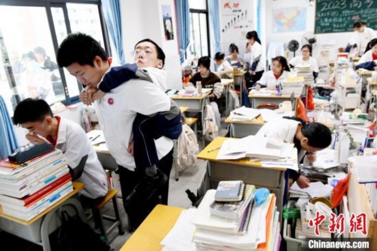 遇到鐘華強課堂上內(nèi)急，江西省南康中學北校區(qū)的高三學生朱金祥便會及時背著他前往衛(wèi)生間。 卓忠偉 攝