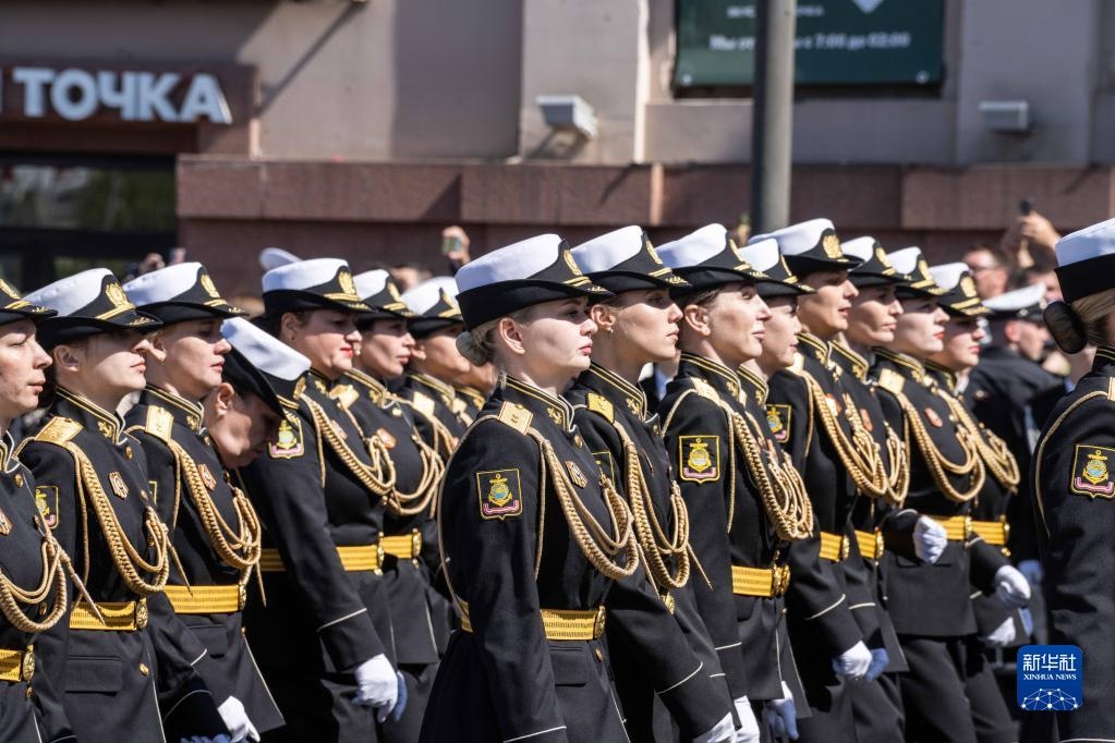5月9日，在俄羅斯符拉迪沃斯托克市，軍人參加閱兵式。新華社發(fā)（郭飛洲攝）