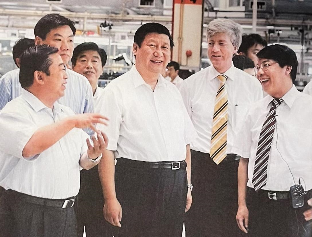 2007年7月，習近平調(diào)研上海大眾汽車有限公司。
