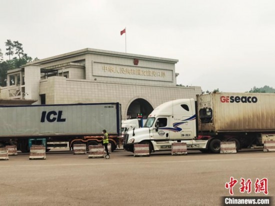近日，位于中越邊境廣西憑祥市的友誼關口岸車水馬龍，裝載著東盟水果的跨境車輛來往不斷。黃艷梅 攝
