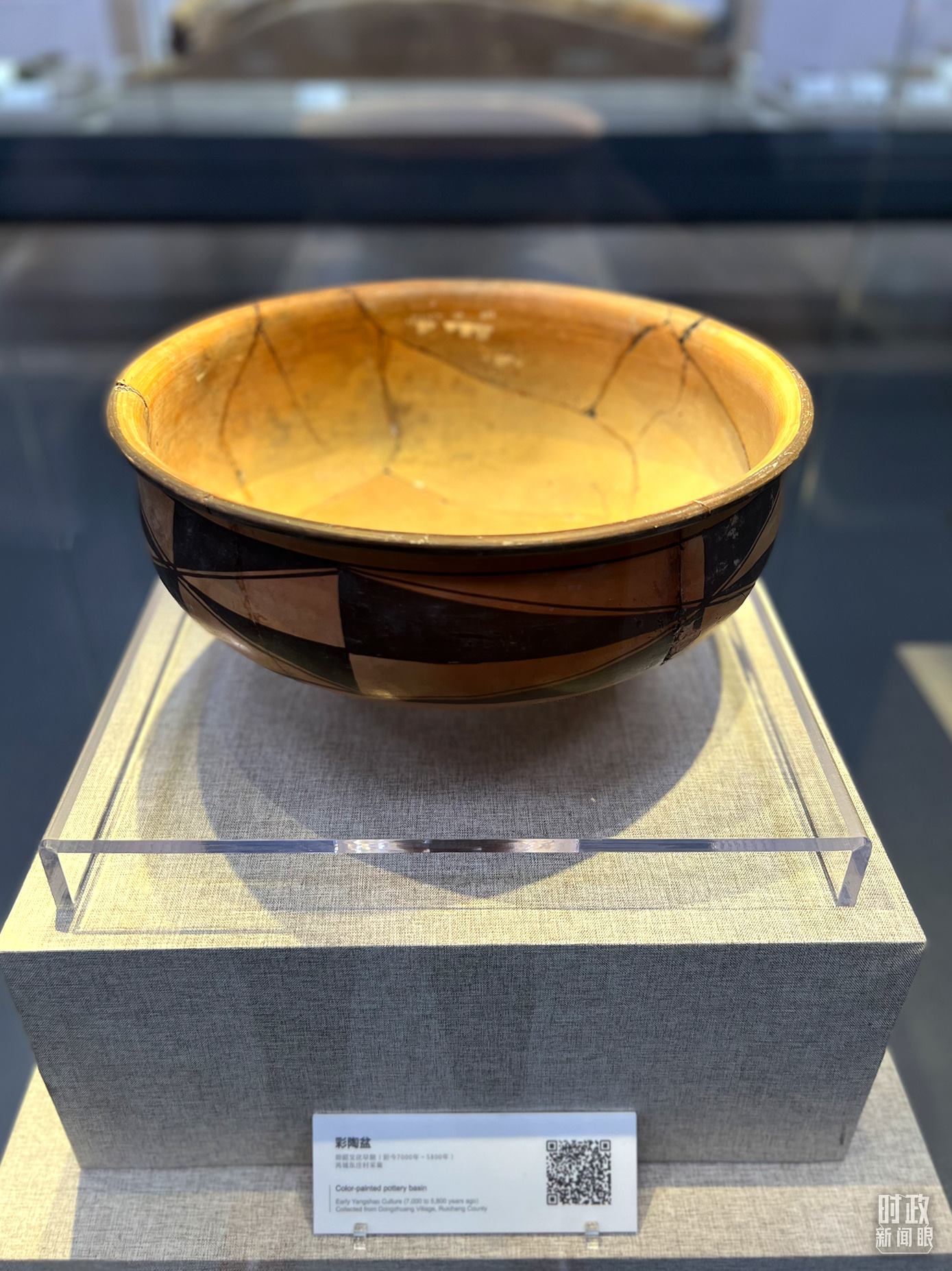 △運(yùn)城博物館內(nèi)展出的仰韶文化早期的彩陶盆。（總臺(tái)央視記者邢彬拍攝）