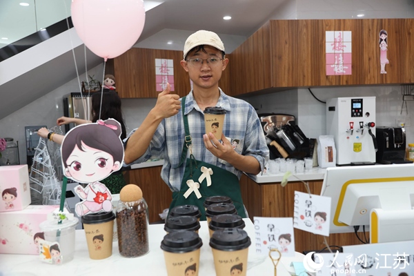 謝雨橋展示制作好的咖啡。人民網(wǎng)記者 馬曉波攝
