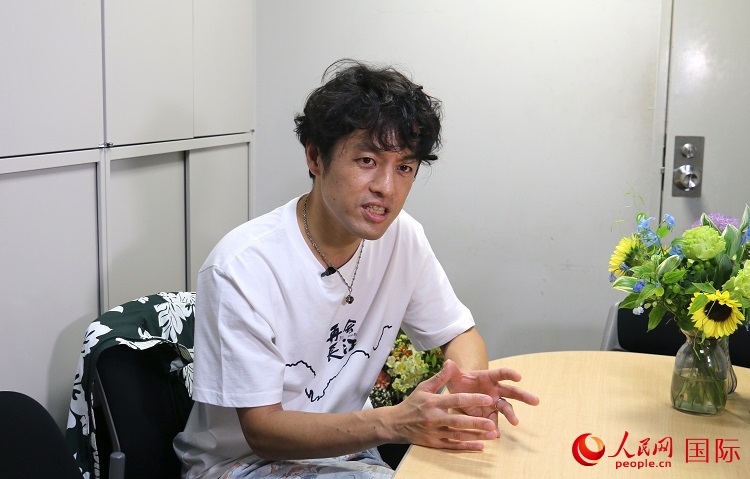 竹內亮接受人民網專訪。人民網 許可攝