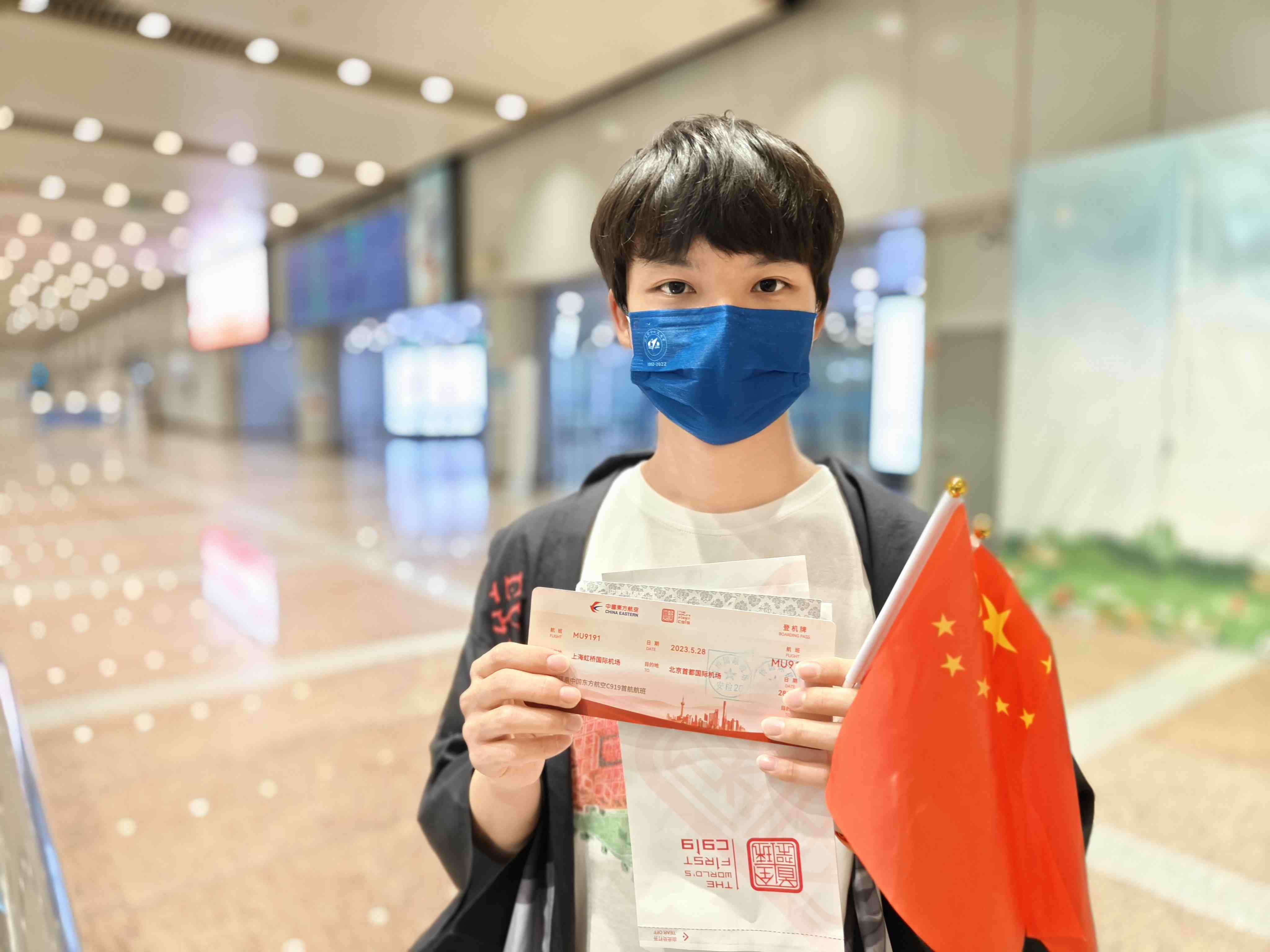 張可立向記者展示有著紀(jì)念意義的登機(jī)牌。人民網(wǎng)記者 夏曉倫攝