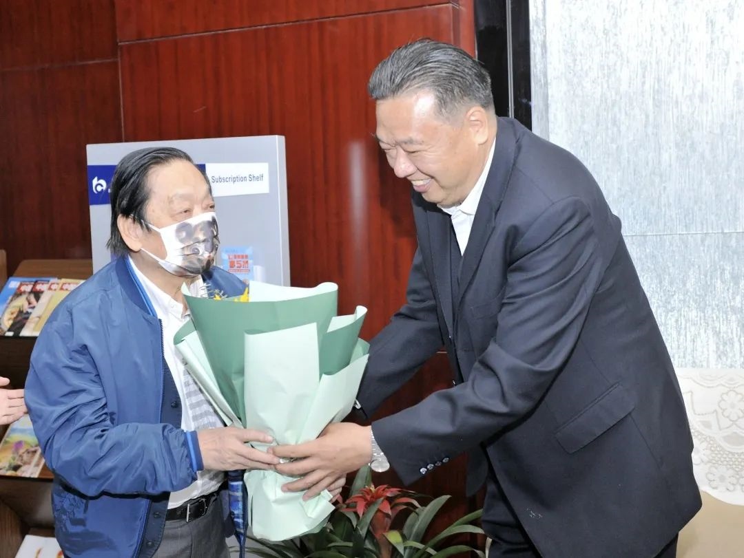 ▲青海省政協(xié)副主席、青海省林草局黨組書記、局長(zhǎng)、祁連山國(guó)家公園青海省管理局局長(zhǎng)李曉南在機(jī)場(chǎng)迎接韓美林
