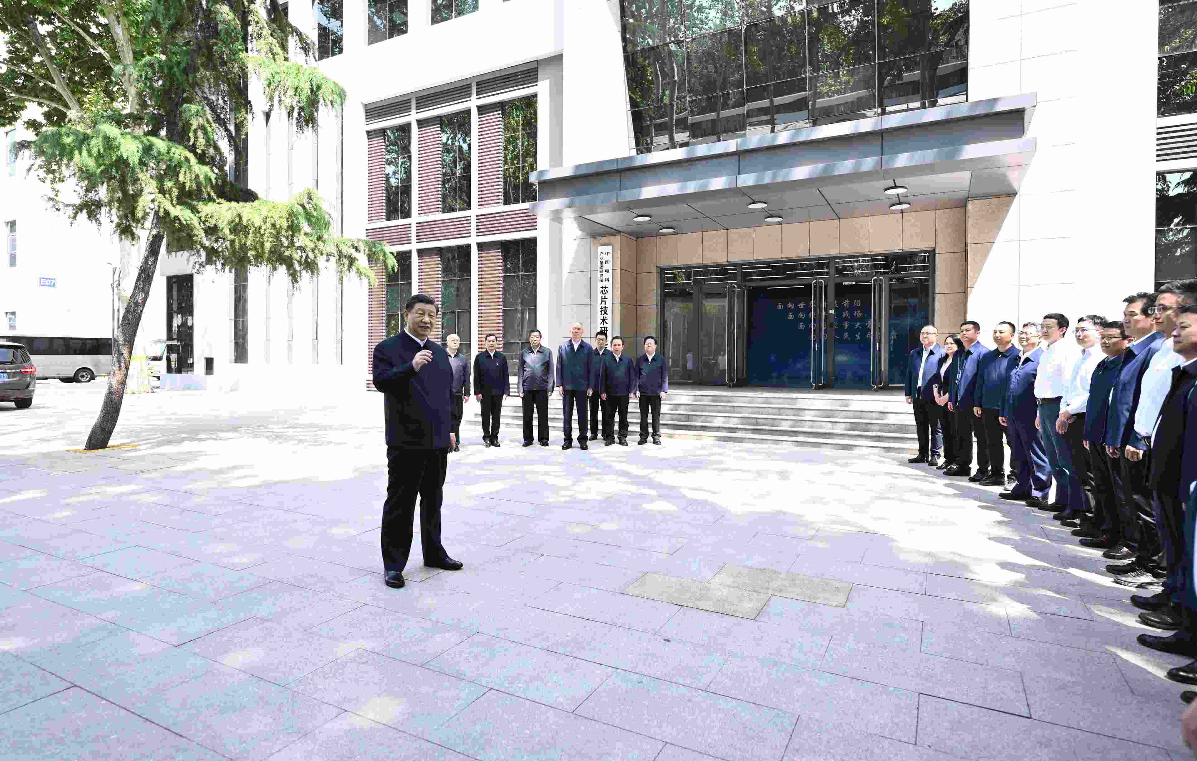 △2023年5月12日，習(xí)近平總書(shū)記在中國(guó)電科產(chǎn)業(yè)基礎(chǔ)研究院同科技工作者交流。